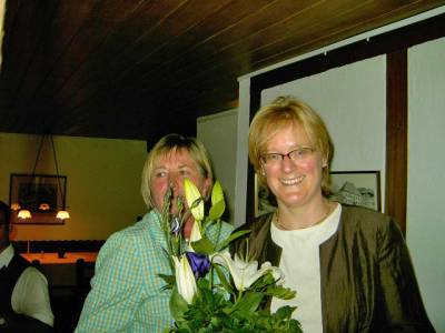 Frau Zink bedankt sich im Namen des Vorstands bei der scheidenen Vorsitzenden mit einem Dank und einem Blumenstrauß für die vorherigen Amtszeiten. - Frau Zink bedankt sich im Namen des Vorstands bei der scheidenen Vorsitzenden mit einem Dank und einem Blumenstrauß für die vorherigen Amtszeiten.